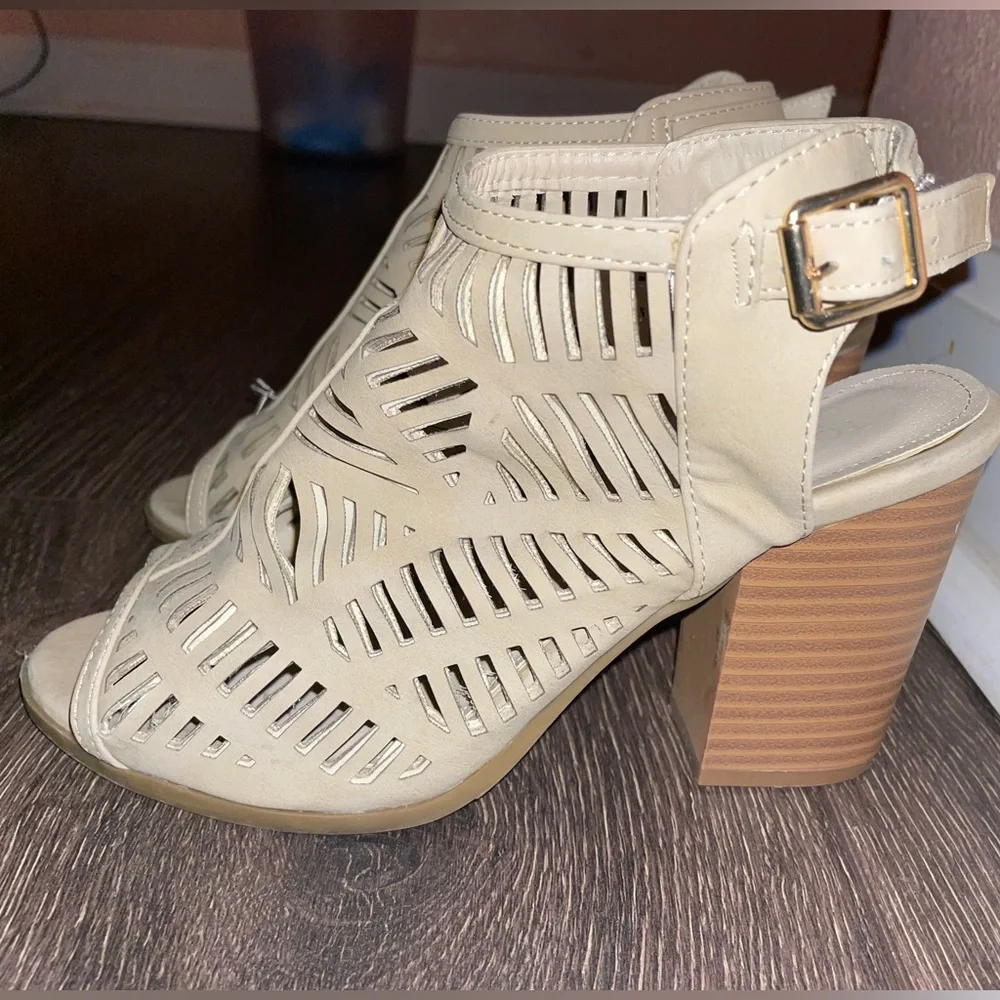 Heels - Picture 3 of 4